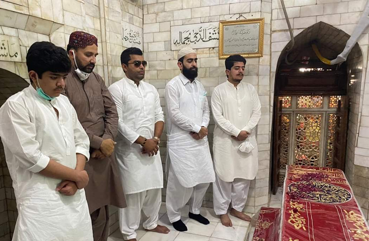 پاکپتن: قومی کرکٹر عمر اکمل دی دربار بابا فریدؒ اُتے حاضری‘ پھُلاں دی چادر چڑھائی۔۔۔٭رویل نیوز٭